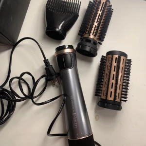 Remington Keratin varmluftborste - Jag säljer nu min varmluftborste, för att den ej kommer till användning. Knappt använd. Det medföljer 3 olika stycken. Varmluft borsten har 2 värme inställningar, och 2 hastighetsinställningar. Borsten kan även snurra. 