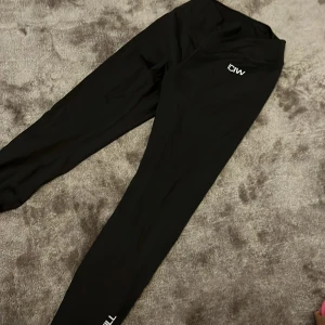 Icaniwill Scrunch tights - Tights i fint skick från icaniwill. Scrunch detalj i rumpan som framhäver den. Blå/gråa i färgen.