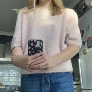 Stickad t-shirt - Säljer denna stickade t-shirt från Holly and White. Storlek L, men skulle säga att den passar M oxå även S om man vill ha den ocersized. 