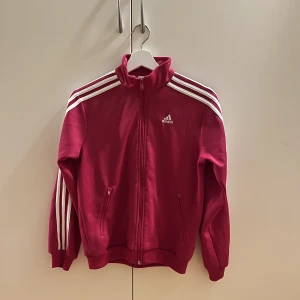 Adidas zip hoodie - Rosa zip hoodie från adidas i strl xs.