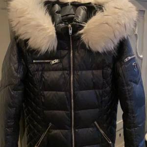 Rock and blue jacka - Säljer min äkta R&B jacka då den inte används längre. Sparsamt använd, inga täcken på slitage. Fuskpäls och en av kort-modellerna❤️nypris 2399kr. Säljer vid ett bra pris!