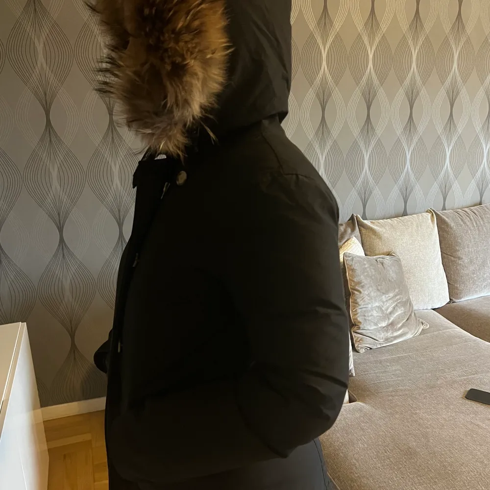 En woolrich jacka i ett bra skick. Köpt för 1 år sedan. Köpt för 7000kr, säljer för 2000kr. Är i storlek L, men är liten i modellen. Så den passar även S och M.. Jackor.