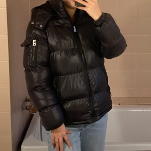 Vinterjacka - Bra skick, har ett hål som jag sytt ihop 