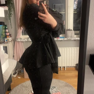 Fin kläder - En svart vringad fin tröja Andvänd ett antal gånger 