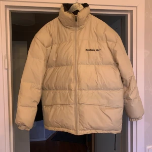 Down Reebok Jacket in Off White (Fits like M/L) - Superb condition down reebok jacket in off white  States size S but fits more like M/L Delivery 65 SEK or pick up at Gullmarsplan (Stockholm)
