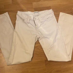 Low Waits jeans vita - Jag säljer mina vita jeans som är low Waits pågrund av att dom inte kommer till andvändning så mycket på senaste. Dom är i storlek W28/L30 och passar mig som är 157, dom är lite långa tror dom skulle passa bäst på 160 längd💗 