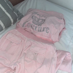 Rosa juicy sett  - Jag säljer mitt rosa juicy sett , har använt några få tal gånger och säljer det pågrund av att jag inte använder det längre. Materialet är handduksmaterial. Säljer hela settet. Den är från Ali express. Jag kan mötas upp norr om Stockholm.