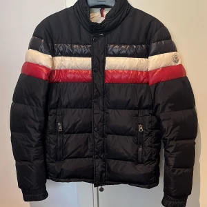Moncler jacka - Säljer nu min moncler menuire jacka strl 4 (L) då den är för liten, skick 9/10. Nypris 12000 mitt pris 3999, tar emot byten