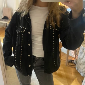 Jeansjacka  - En jeansjacka i en urtvättad svart jeansfärg med ”nitar” i metall. Jackan är från zara och är i storlek xs, den har dock en oversized passform. I fint skick! ❣️Köparen står för frakten❣️