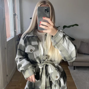 Oanvänd shacket från prettylittlething - Oanvänd med lappen kvar, shirtjacket ”shacket” från prettylittlething i grönvitrutigt mönster. Storlek UK 8 som motsvarar S. 