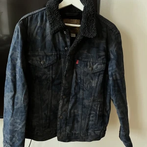 Levi’s Scherlings Jeansjacka Strl M - Säljer den här grymma Levi’s jeansjackan som var gjord i samarbete med Justin Timberlake! Köpt ~2019 har jag för mig men väldigt varsamt använd så finns inga fläckar/skador alls🙏🏼🙏🏼