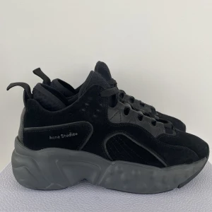 Acne studios sneakers Manhattan  - Sneakers från Acne studios ”Manhattan” i svart mocka. Jättefint skick!🖤🖤 