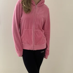 Juicy tröja - Säljer världens snyggaste juicy tröja. Den är min mammas gamla som hon köpte för typ 10 år sedan. Den är dock inte jätteanvänd och det finns inga tecken på skador. Storlek L men sitter lite oversized på mig som bär xs och är 160❤️