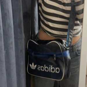 Adidas väska retro - En gammal retro adidas väska som var populär runt 2013-2014 typ💀 liite skadade, men funkar fortfarande:)