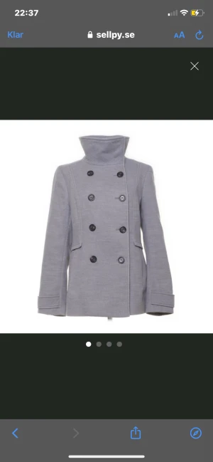 Grå kappa - Säljer denna så fina grå kappan som tyvärr inte kommer till användning då jag har en annan. Den är jättefint skick 🫶