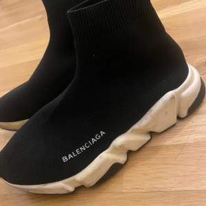 Äkta Balenciaga skor strl 38, passar även 37, väl använda. Pris kan diskuteras