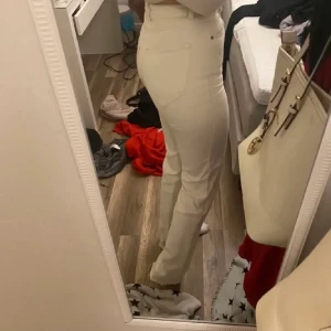 Beiga jeans - knappt använda så i nyskick. Säljer då de är för små för mig. 