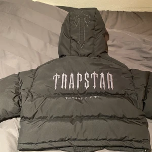 Trapstar - Hej! Jag säljer nu min trapstar dam jacka. Jackan är helt oanvänd, i storlek S. Kvitto finns! Hör av er för mer info!🥰