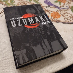 uzumaki komplett manga av junji ito  - hela uzumaki mangan! oläst, gott skick. nypris ca 270 kr. säljer pga har två ex. köpare står för frakt & betalning sker via swish 🌀🌀