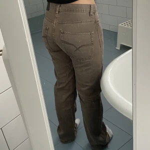 Lågmidajde bruna/beiga jeans - Lågmidajde beiga/bruna jeans från founded by P.O.AHL