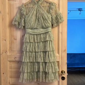 By malina klänning - Jättefin By malina klänning i ljusgrön färg i mycket bra skick. Storlek XS.