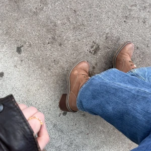 Winter boots - Bruna fina fodrade boots! I nyskick, köpte de en månad sen och använde de i en dag för att testa! Köpte dock en storlek för liten i hopp att de skulle passa. Vid intresse kan jag absolut skicka bild med de på! ☺️Nypris: 1050 kr