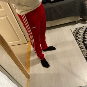 Adidas byxor man - Använda 3ggr storlek S, funkar för tjejer också då d ett är unisex