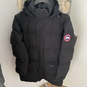 Canada Goose vinterjacka Herr XL - Säljer nu min Canada Goose vinterjacka herr  Köptes ny för ca 2 år sedan på NK i Stockholm för ca 12.500;- kr.   Storlek XL (herr) Ny pris ca 12.500;-  Säljes för 5000;- 