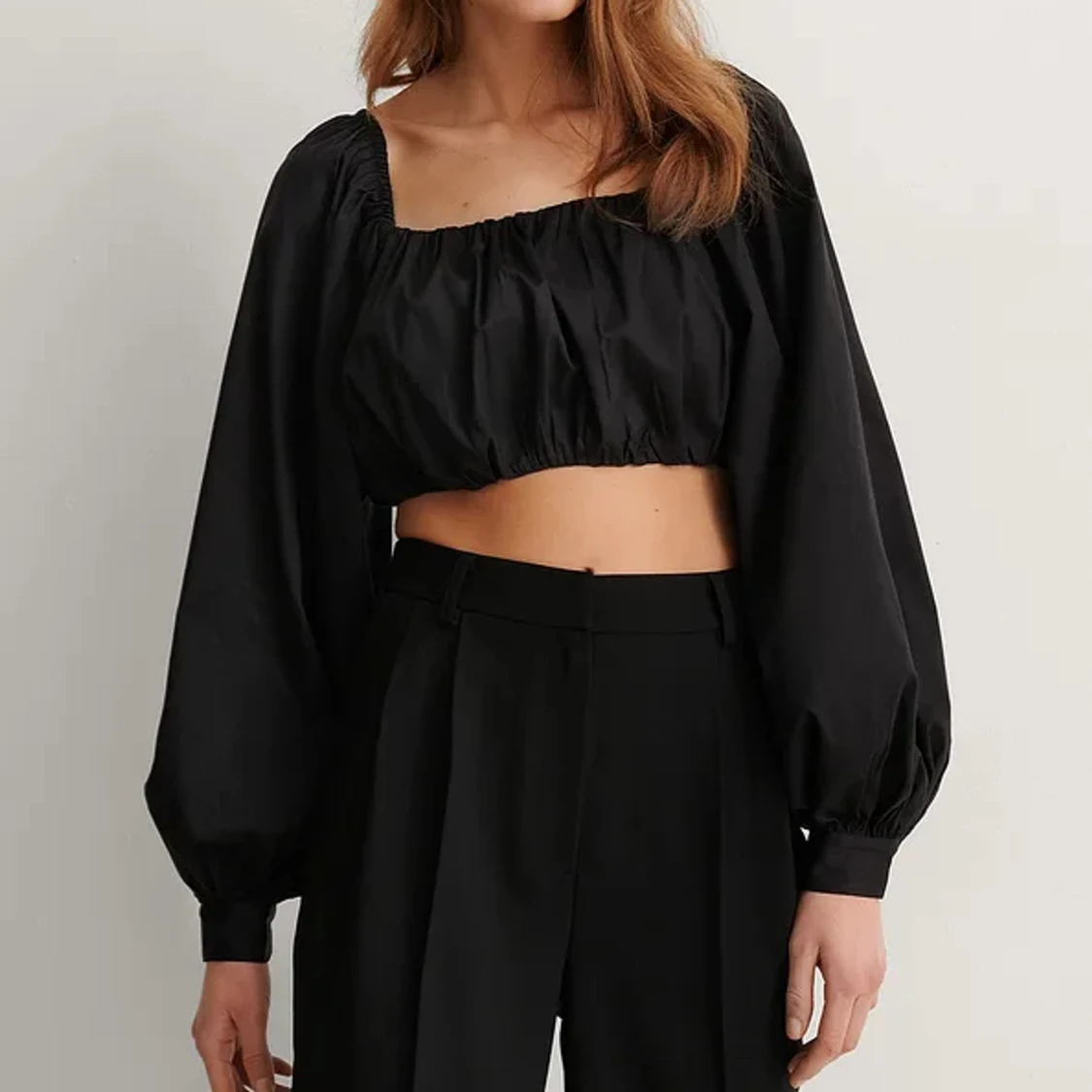 Croppad svart blus  - 90