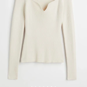 Ribbstickad tröja från H&M - Säljer denna fina topp från H&M i färgen ljusbeige som är oanvänd, alltså helt i nyskick (prislapp finns kvar) köpte för 250 kr❤️kan mötas upp i Sthlm annars står köparen för frakten 