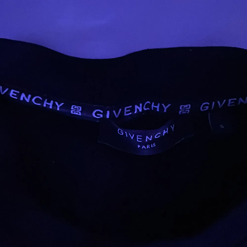 Fet givenchy tröja, pris går att diskutera. . Hoodies.