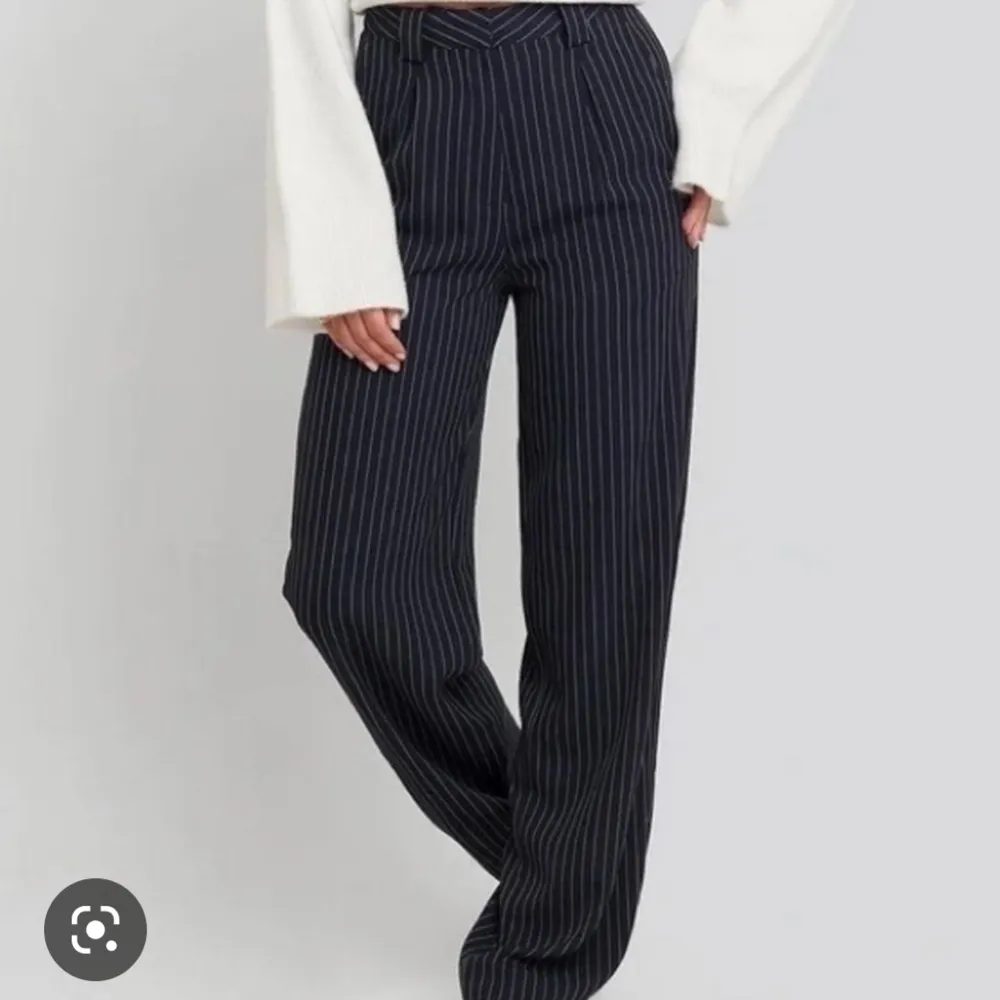 Baggy pinstripe byxor från nakd. I princip helt oanvända. Färgen är mörkblå, men ser nästan helt svarta ut.. Jeans & Byxor.