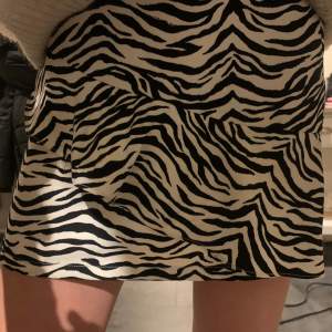 Fin zebra kjol med volang🦓🤩 från barnavdelning strl 134-140 men passar mig hyfsat som är 166cm och i vanliga fall oftast bär xs! fint skick🌟 köparen står för frakt