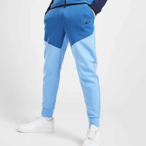 Nike tech byxor - Säljer dessa Nike tech fleece byxorna som jag köpte i somras. Tycker inte de är min stil längre. De är i jätte bra skick då jag endast använt dem ett fåtal gånger. Dock har de blivit lite noppriga efter tvätten men inget man lägger märke till.