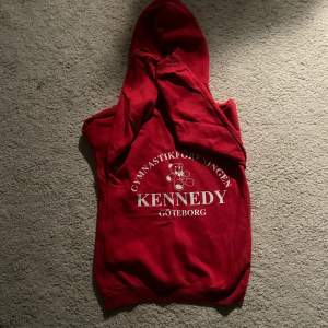 Jag säljer nu min super mysiga Kennedy hoodie för att jag inte gör i Kennedy längre. Jag säljer den även för att jag är i behov av pengar. Hoppas nån vill köpa.
