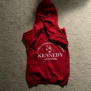 Kennedy hoodie röd - Jag säljer nu min super mysiga Kennedy hoodie för att jag inte gör i Kennedy längre. Jag säljer den även för att jag är i behov av pengar. Hoppas nån vill köpa.