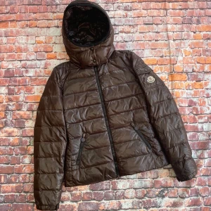 Moncler bady Giubbotto - Tja! Tänkte kolla om det finns nått intresse för denna moncler jackan. Är det många som är intresserade tvekar jag inte på att sälja den till ett bra pris! Har av er om ni har någon fråga kring jackan! 