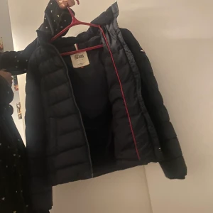 Tommy hilfiger jacka  - Tommyhilfiger jacka använd ung 6 månader. Nypris:1300kr 