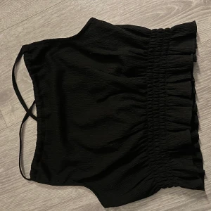 Svart topp från ginatrico - Svart topp med korsade band i ryggen, använt max 2 gånger. Fint skick