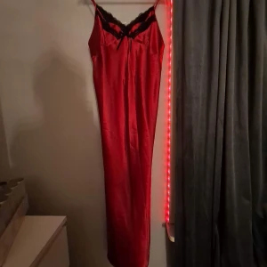 Siden klänning - Snygg klänning från body zone by KappAhl. Justerbara axelband, använd i bra skick. Vid snabb affär kan priset pratas om!💗 köparen står för frakt💗