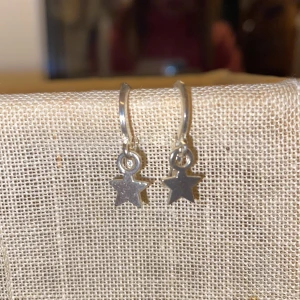 Stjärn örhängen⭐️ - Super gullig små stjärn örhängen i silver. Oanväda