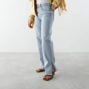 Säljer dessa slutsålda ljusblå jeans med slits från Gina tricot!💗 använda fåtal gånger och i super bra skick! Köptes för 599 och säljer för 300kr+ frakt!