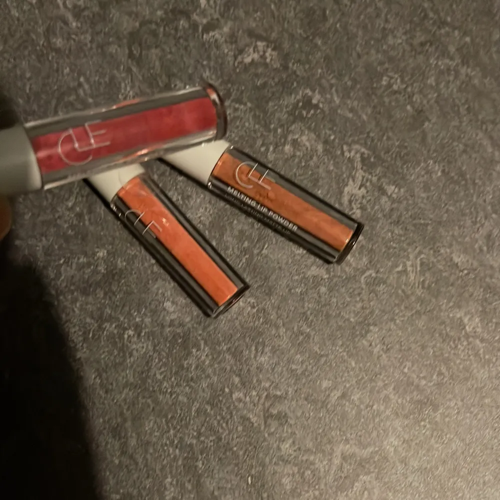 CLE melting lip powder, 0.4 G, tre färgar, 50 St. köpte på skincity, oanvänd. Accessoarer.