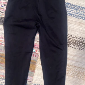 Tränings tights - Aldrig använda, ser ut som man har en pump i dom redan innnan man börjat träna 