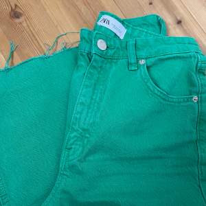 Gröna vida jeans från Zara. Använda fåtal gånger, nästan som nyskick. Nypris: 500kr