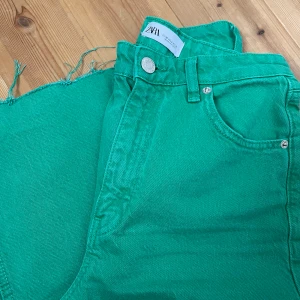 Gröna vida jeans från Zara - Gröna vida jeans från Zara. Använda fåtal gånger, nästan som nyskick. Nypris: 500kr