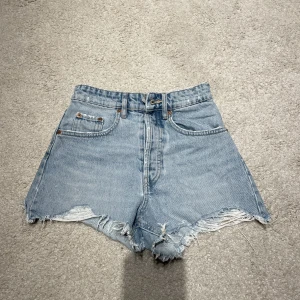Jeansshorts - Säljer då de börjar bli små🙏🏻Passar verkligen till allt stickat o alla toppar🙌🏻Så bra! Älskar dessa! Köpta för 300 kr