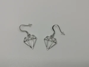 Örhängen 💎 - Örhängen gjorda/designade av mig. Nya/oanvända. Nickelfria krokar. Förvaringspåse medföljer 💎 (frakt: 15 kr) 