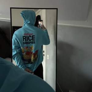 Rice Krispies hoodie köpt på asos från Vintage Kellos. Sparsamt använd men ena snörhålet har lossnat (bild 3, går nog att fixa genom att ta bort andra också), i övrigt fint skick. Passar som M eller lite oversized S. Pris kan eventuellt diskuteras 