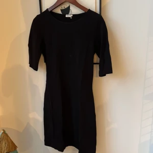 Figurnära klänning Filippa K - Svart. Figurnära klänning i mjukt och skönt tyg. Riktigt fin på!! Storlek small. Aldrig använd. 